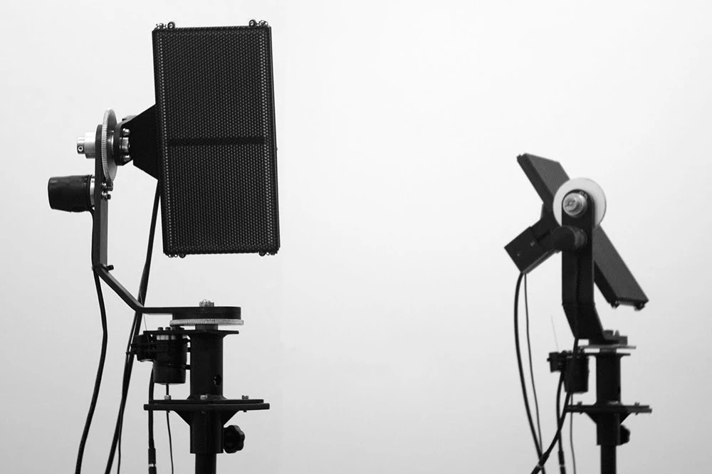 2011年作品《雜音空態》，展於伊通公園。作品使用指向性喇叭使得聲音有強烈的方向性。©王福瑞-圖片